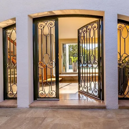 Avec Piscine וילה